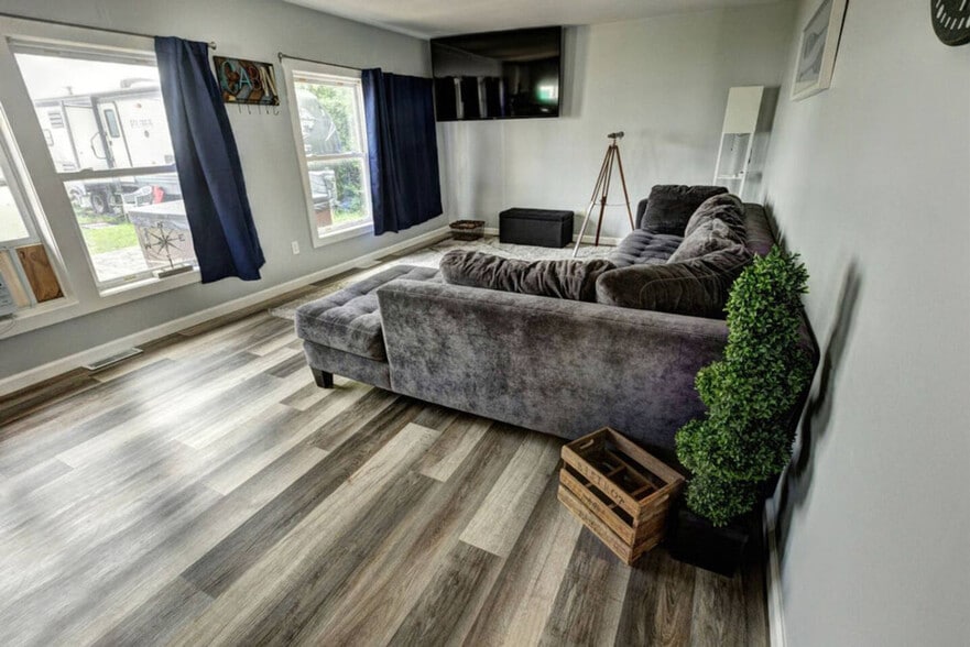 Building Photo - 39259 N Jackson Dr