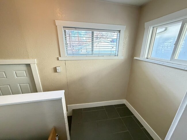 Building Photo - 565 Hollywood Ave