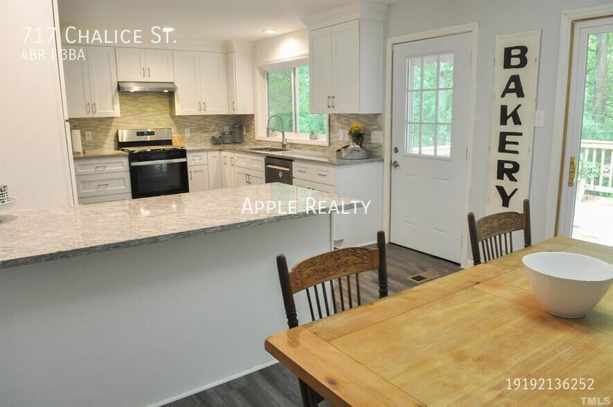 Building Photo - 717 Chalice St