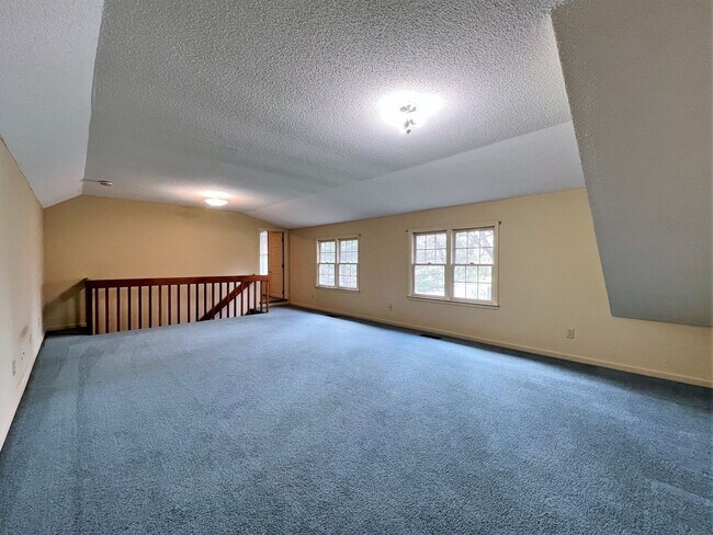 Building Photo - GREAT FARRAGUT LOCATION WITH INVITING FRONT PORCH CHARM!!!