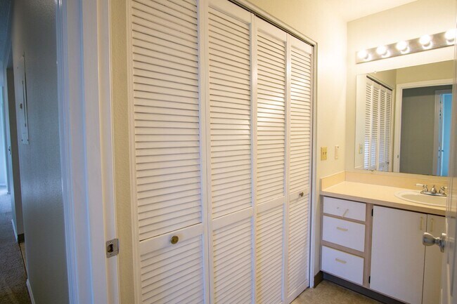 Building Photo - Lair Hill: Great 2 Bed 2 Bath with DW, W/D...