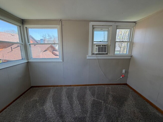 Building Photo - 421 Allyn St