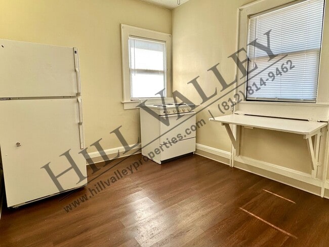 Building Photo - Two Bedroom Upper - All Utilities Paid