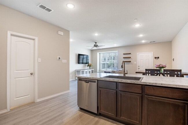 Building Photo - 2308 Davenport Dr