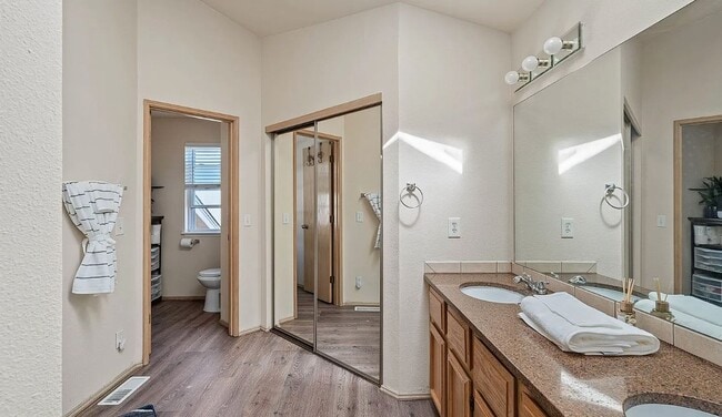 Building Photo - Updated Kent home with outstanding backyard