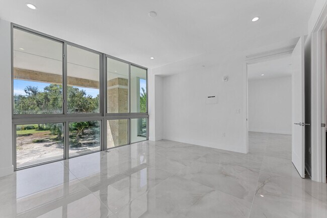 Building Photo - 485 E Royal Palm Rd