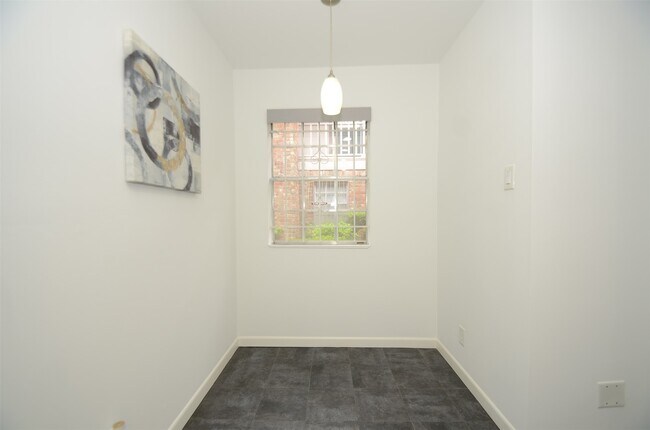 Building Photo - 5524 Beverly Hill St