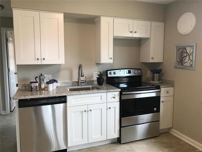 Building Photo - Updated Cottage with Garage & Privacy Fence