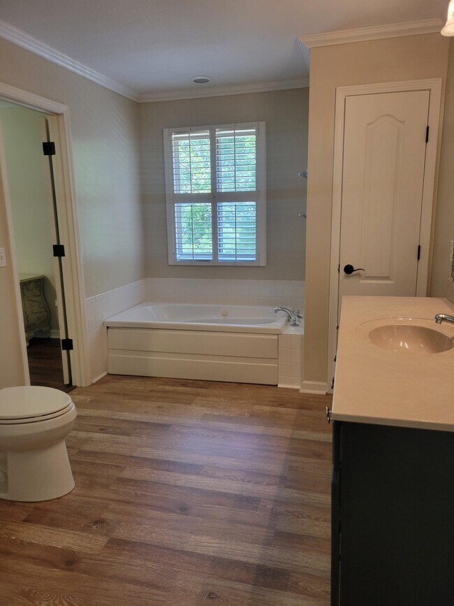 Building Photo - 456 Snead Dr