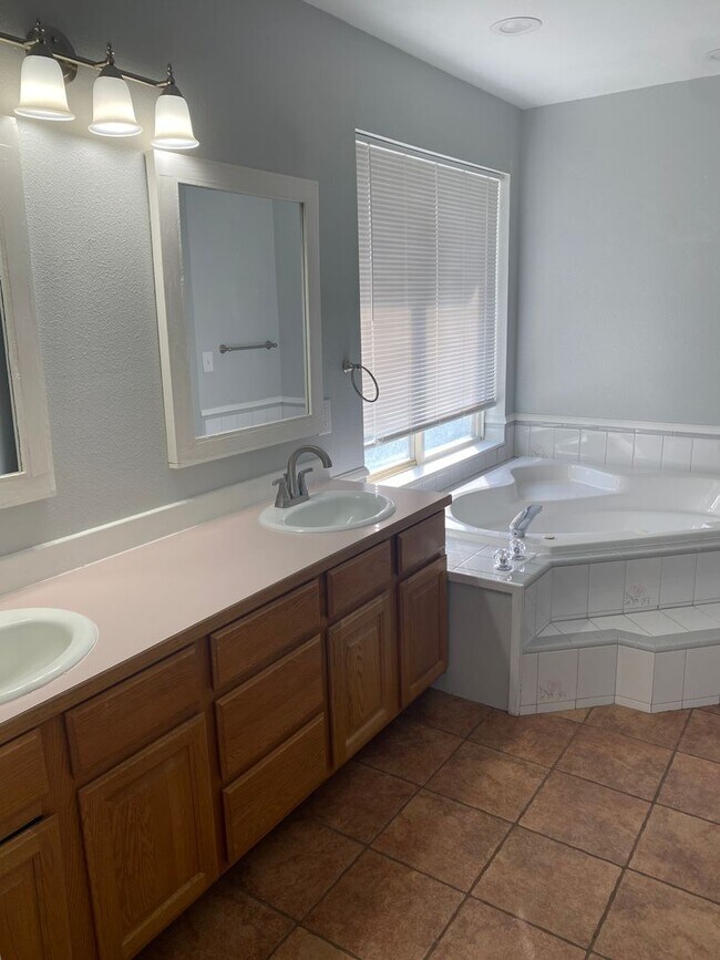 Building Photo - Beautiful Home in The Cove West Community