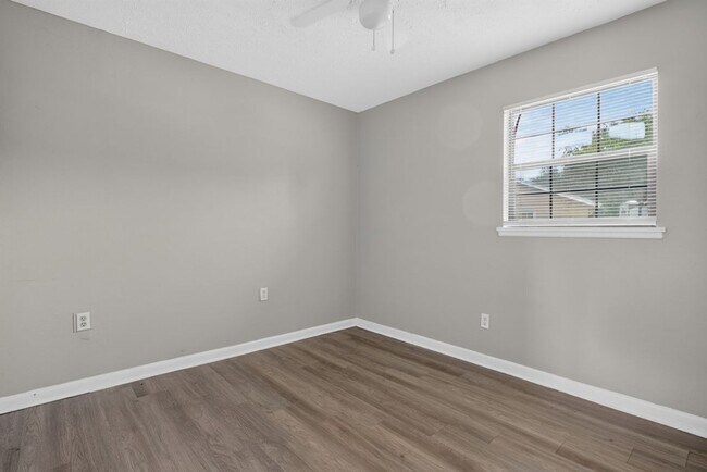 Building Photo - 255 Woodside Dr
