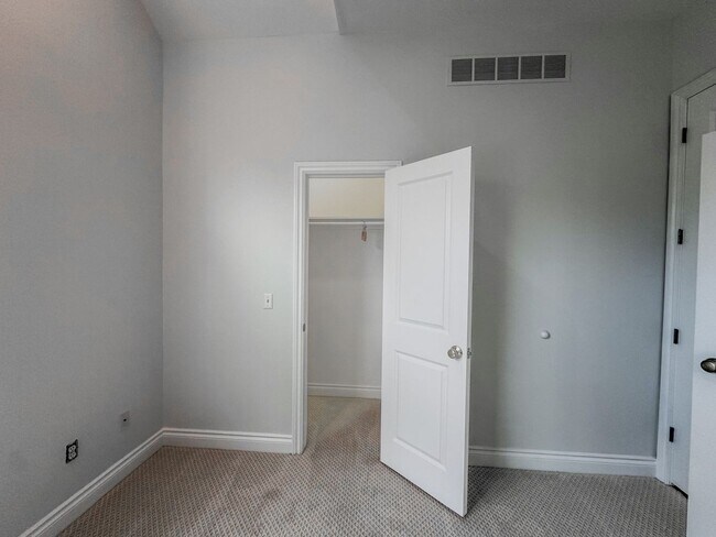 Building Photo - Lakeside Living!