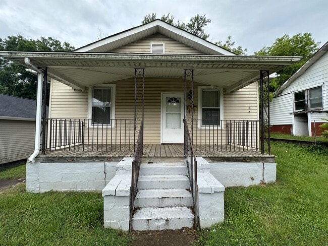 Primary Photo - 824 Riverview St