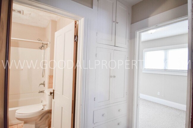 Building Photo - 2-Bedroom Farmhouse