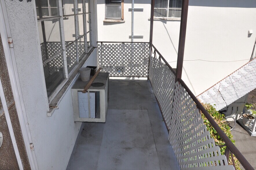 Building Photo - 818 W Glenoaks Blvd