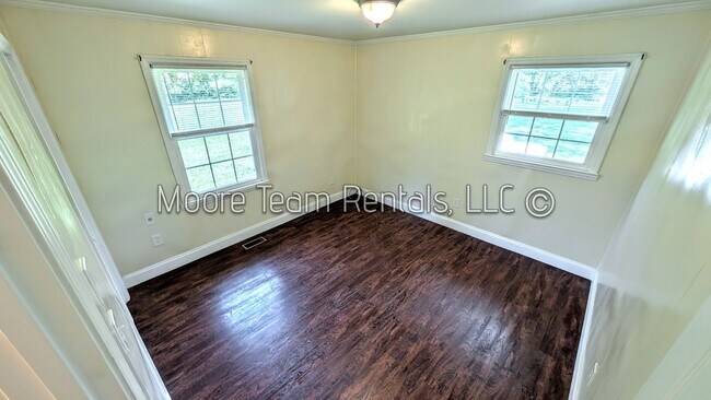 Building Photo - 120 Robin St