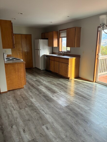 Building Photo - 994 Highline Dr