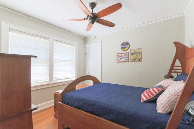 Building Photo - {4805}  Charming West Plaza Bungalow + Pri...