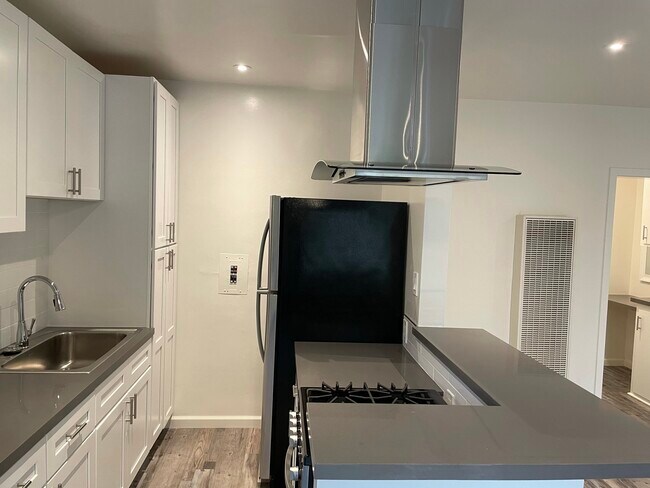 Kitchen - 4032 Inglewood Blvd