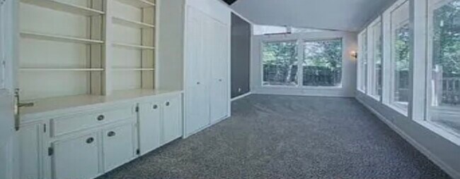 Building Photo - 401 James St