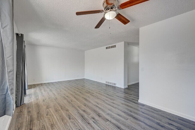 Building Photo - $2,900.00, 5 bed, 3 bath in Denver with Fi...