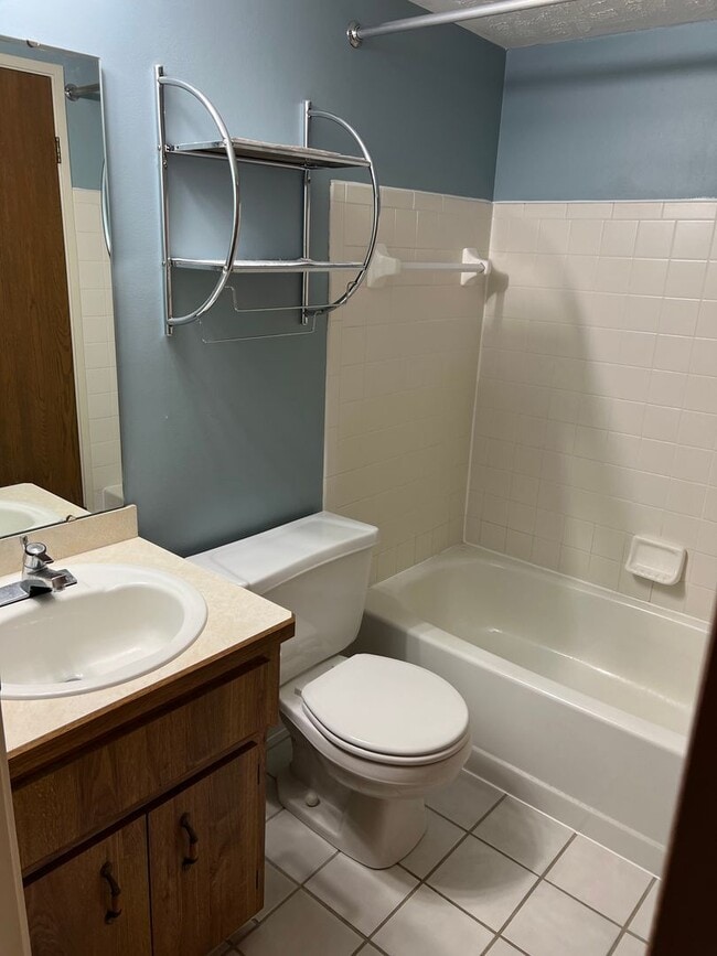 Building Photo - 2 Bedroom, 2 Bath Broadview Heights