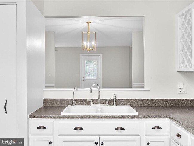 Building Photo - 2499 Vineyard Ln