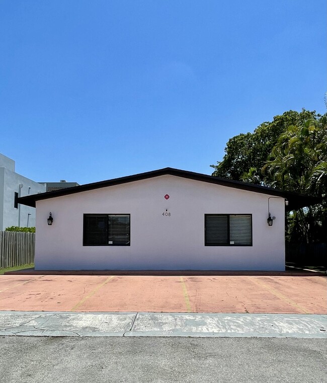 Building Photo - 408 SE 12th Ct