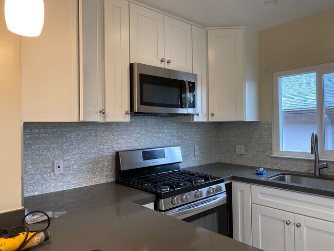 Building Photo - Epic REA-Great 1 BR/1 BA Unit in a S/S Duplex