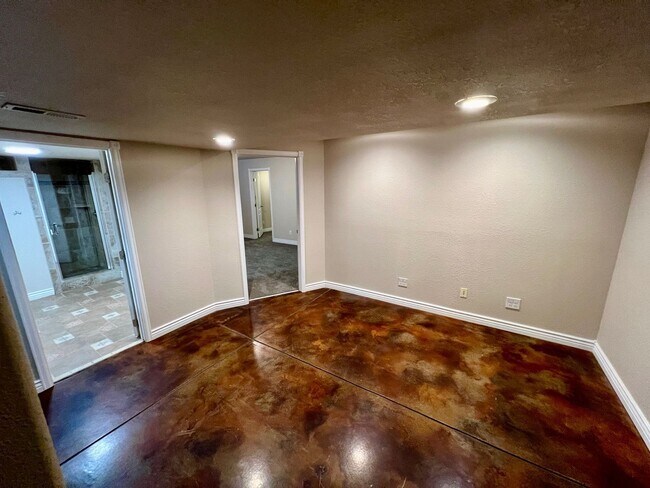 Building Photo - 5807 Zinfandel St