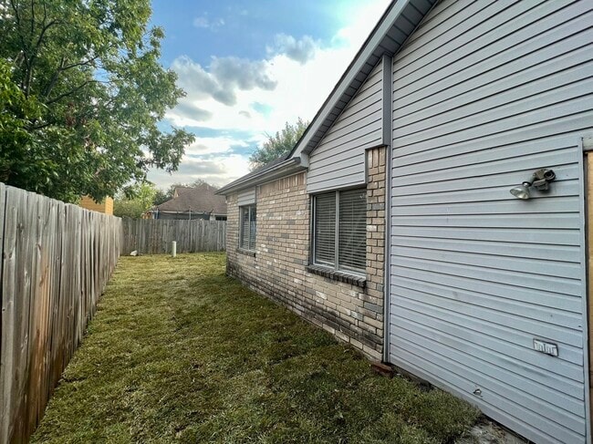 Building Photo - 8035 Trail Side Dr