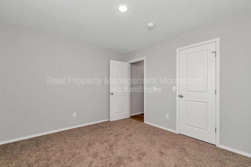 Building Photo - 971 S Genevieve Ave