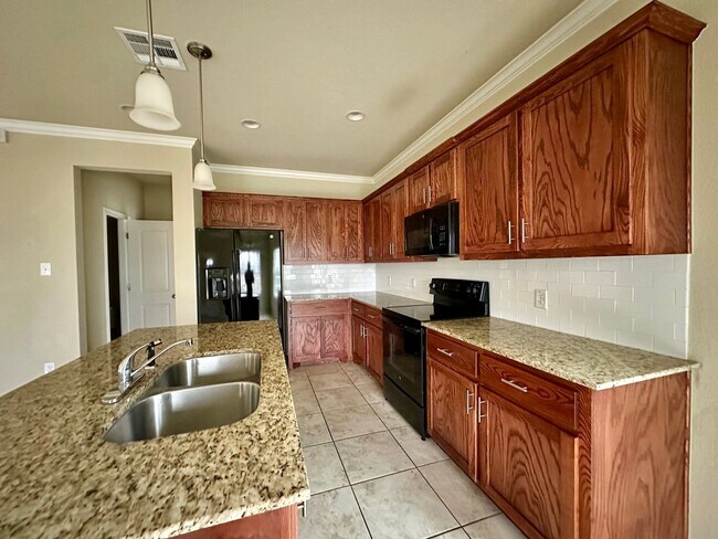 Building Photo - Spacious 4-Bed, 5-Bath Home with Large Backyard Minutes from Baylor Campus!