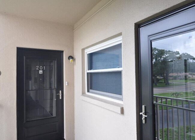 Building Photo - 2 Bedroom 1 Bath Second Floor Condo in St....