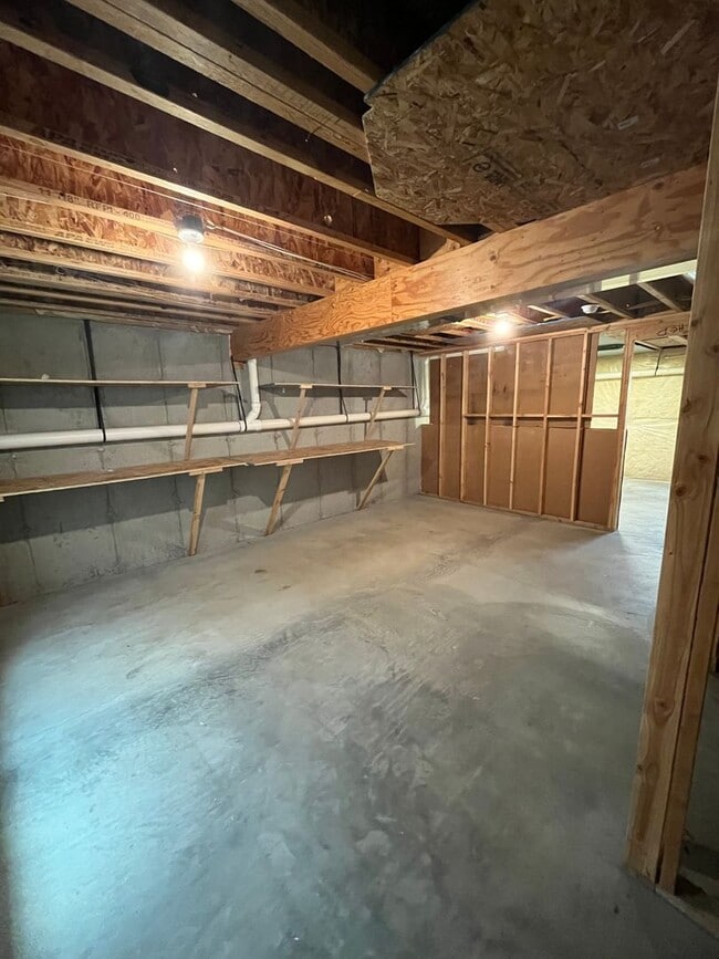 Building Photo - 1 Female Room in a Cute Orem Townhome