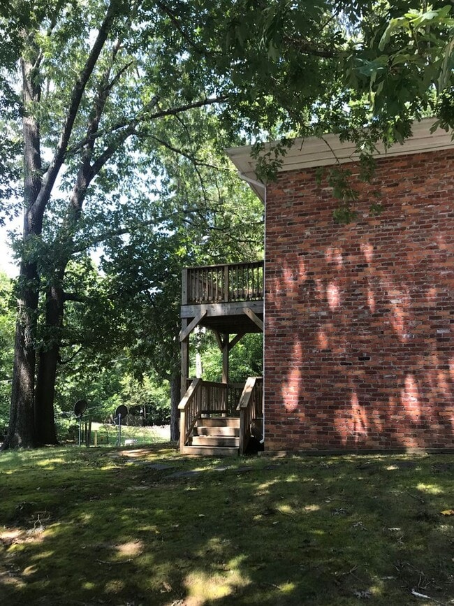 Building Photo - Charming 2 bedroom condo off of Jamestown Road! AVAILABLE July 2026!