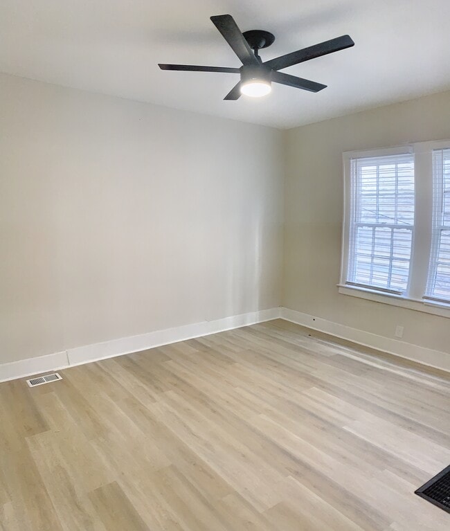 Building Photo - 411 W 35th St