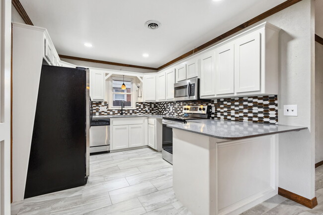 Building Photo - 10001 Ridgeview Dr