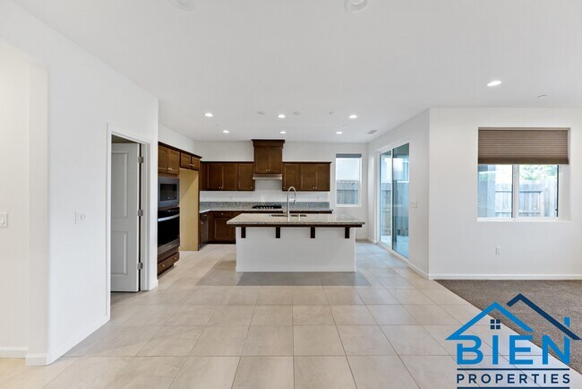 Building Photo - 1227 Las Rosas Ave