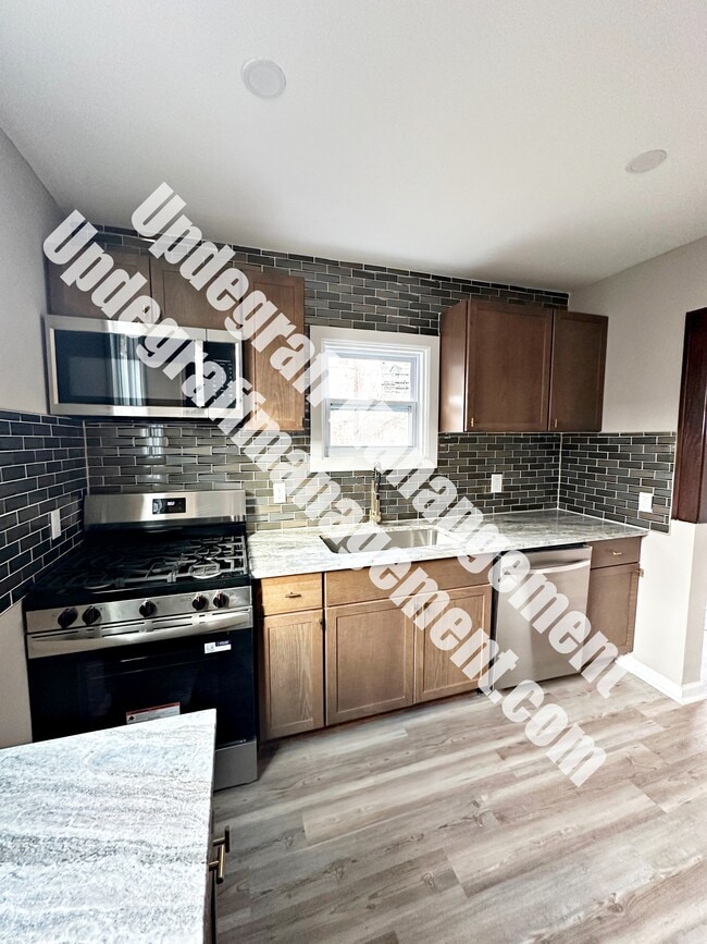 Building Photo - 174 Milton St