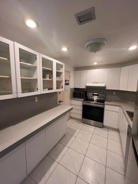 Building Photo - 300 Bayview Dr