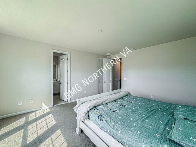 Building Photo - 42961 Running Creek Square