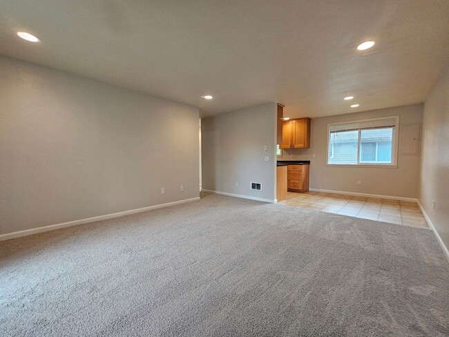 Building Photo - Beautiful 2 Bed 1 Bath Condo in Mountlake Terrace