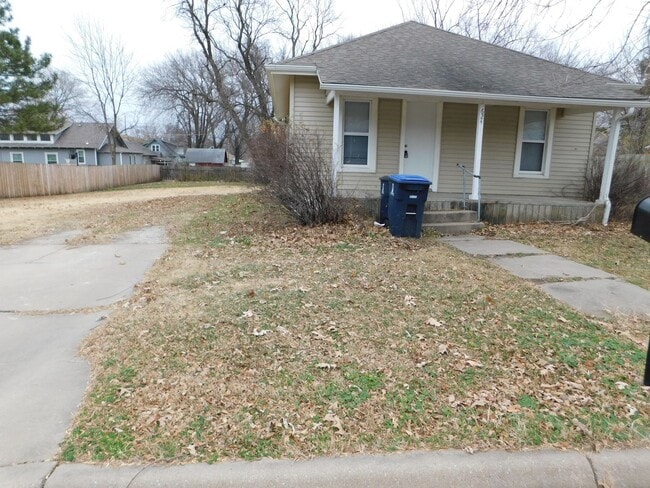 Primary Photo - 2 bedroom/1 bath house located on a large ...