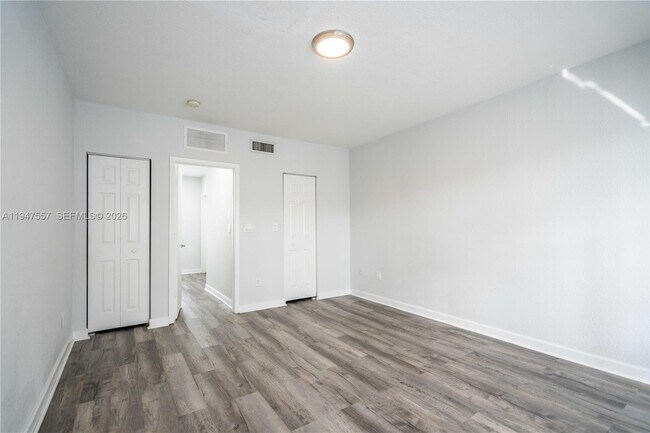 Building Photo - 2180 Bay Dr