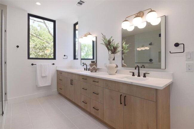 Building Photo - 2401 Willow St