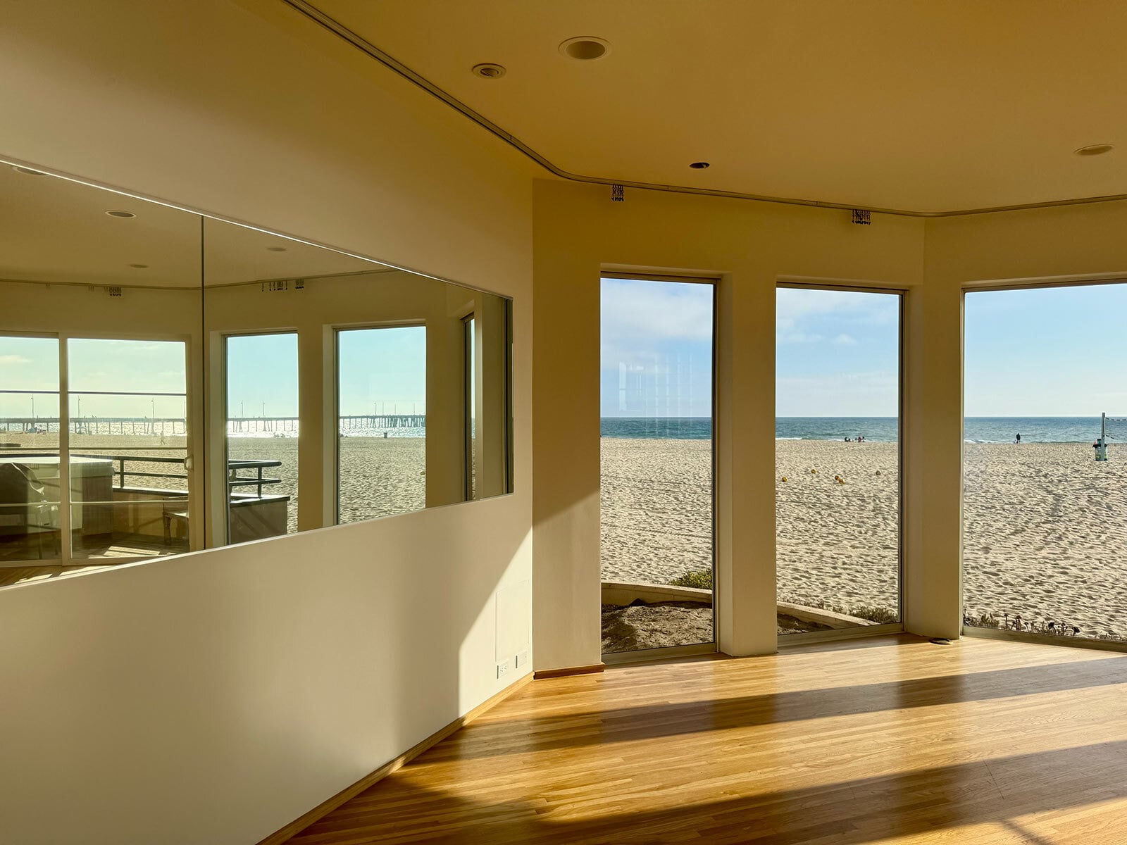 Building Photo - 3505 Ocean Front Walk