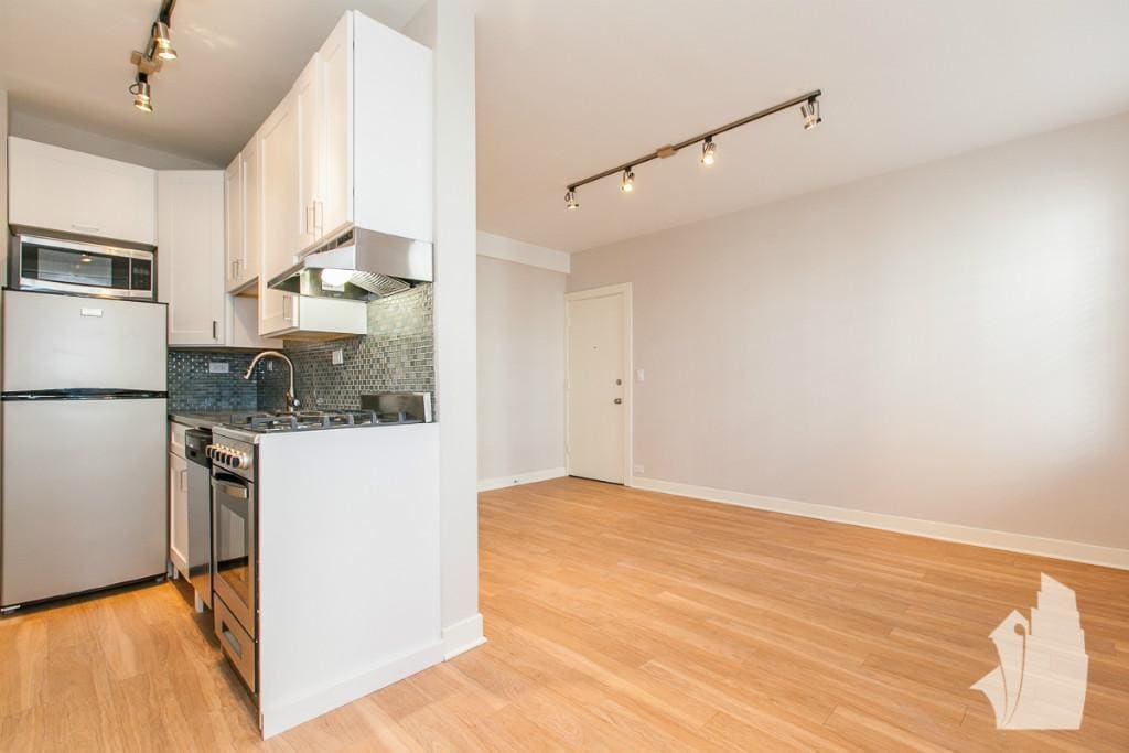 Building Photo - 537 W Belmont Ave