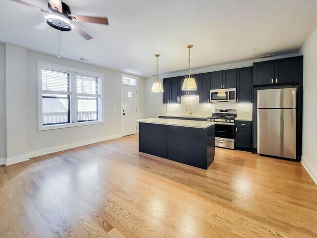 Primary Photo - 2032 W Montrose Ave