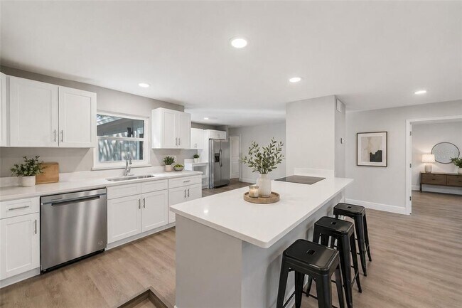 Building Photo - 1087 Swan St